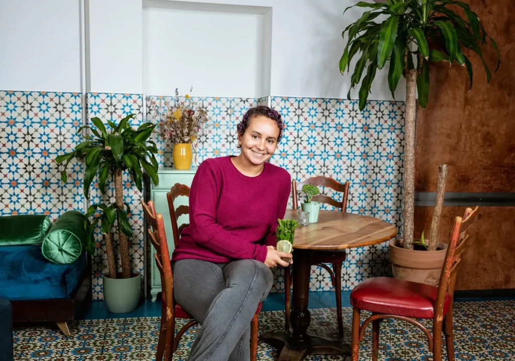 Zineb Hattab, cheffe maroco-suisse innovante, révolutionne la cuisine végétalienne en Suisse. Première étoile Michelin vegan à Zurich, elle allie influences marocaines et engagement durable pour une gastronomie moderne et responsable.